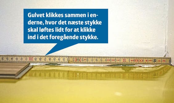 Isoleret anneks: Sidste stykke i den første række klikgulv i isoleret anneks Isoleret anneks: Sidste stykke i den første række klikgulv i isoleret anneks måles op